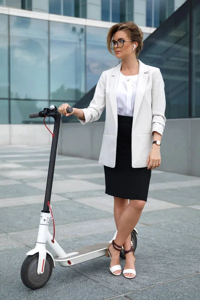 Jeune Belle Femme Affaires Monte Scooter Électrique Dans Ville — Photo