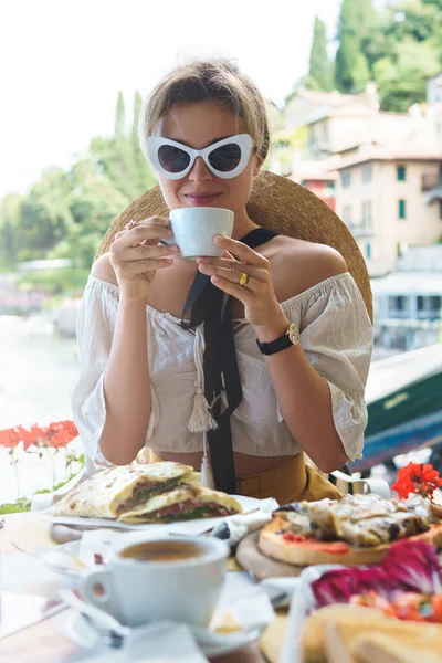 Junge Frau Sitzt Der Straße Italienisches Café Während Ihres Frühstücks — Stockfoto