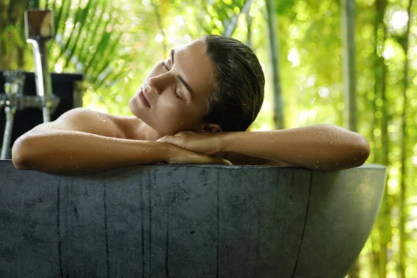 Žena Relaxace Vaně Koupelně Pod Širým Nebem Balijském Stylu — Stock fotografie