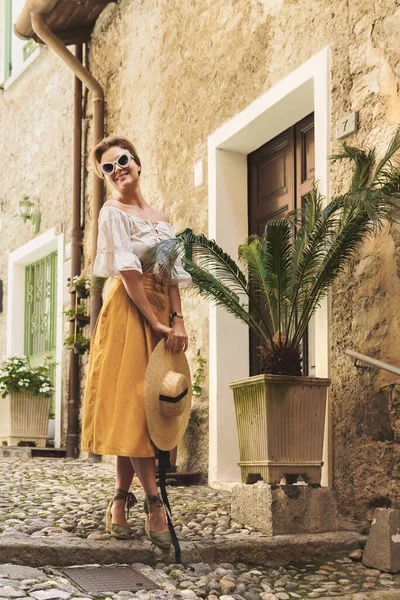 Stilvolle Junge Frau Posiert Auf Den Straßen Einer Italienischen Kleinstadt — Stockfoto