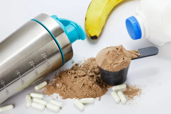 Metallshaker Proteinpulver Und Pillen Auf Weißem Hintergrund — Stockfoto