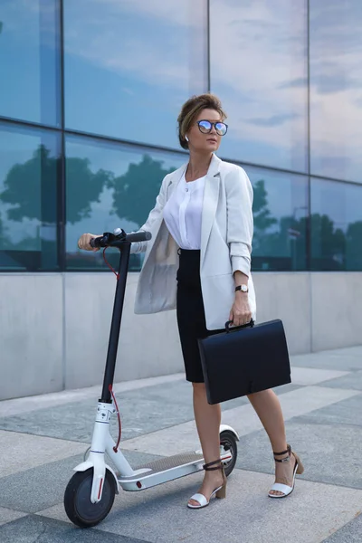 Jeune Belle Femme Affaires Monte Scooter Électrique Dans Ville — Photo