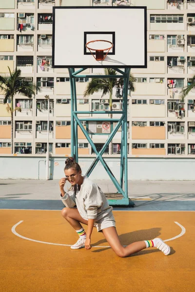 香港彩红篮球场上 年轻时尚女子正在摆姿势 — 图库照片