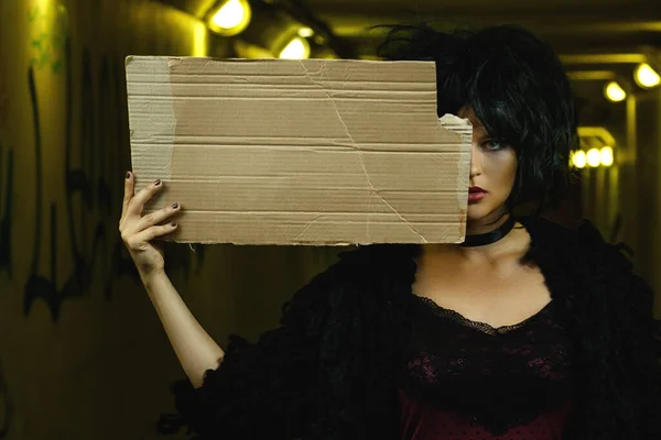 Extraña Extraña Mujer Con Pedazo Cartón Blanco Túnel Oscuro — Foto de Stock