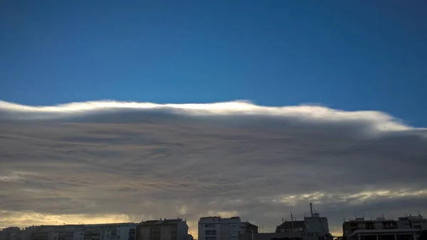 Nuage Désagréable Sur Ciel Immaculé — Photo