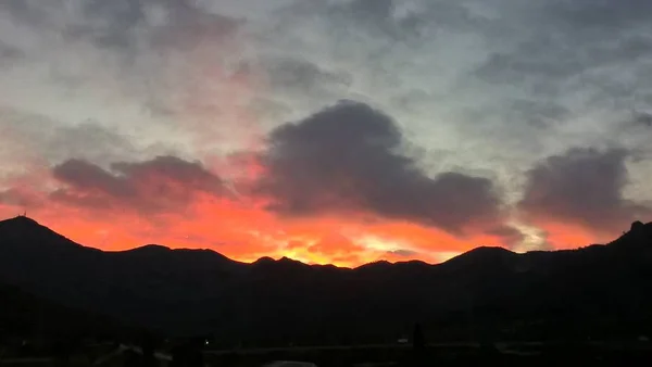Видовищний Захід Сонця Горах — стокове фото