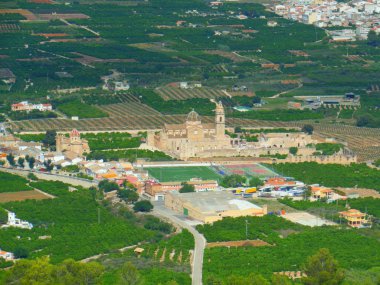 Eski manastır portakal bahçeleri ile çevrili