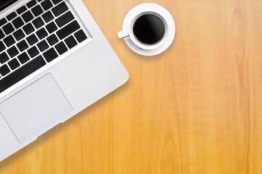 üstten görünüm bilgisayar nootebook ahşap arka plan üzerinde