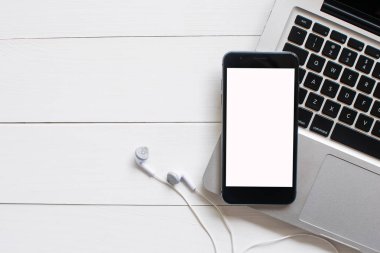 üstten görünüm bilgisayar nootebook ahşap arka plan üzerinde