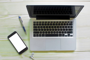 üstten görünüm bilgisayar nootebook ahşap arka plan üzerinde