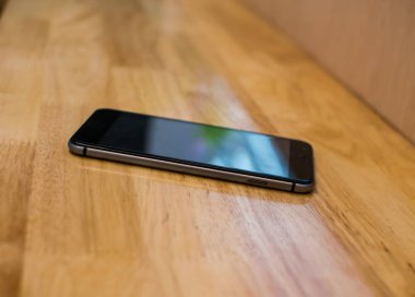 ahşap arka plan eski Smartphone'da üstten görünüm  