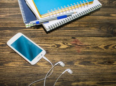 ahşap arka plan eski Smartphone'da üstten görünüm  