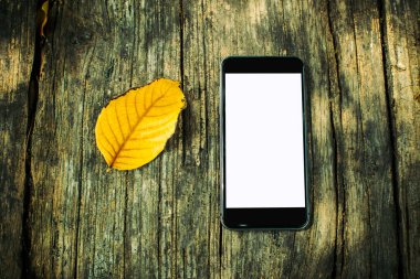 ahşap arka plan eski Smartphone'da üstten görünüm  