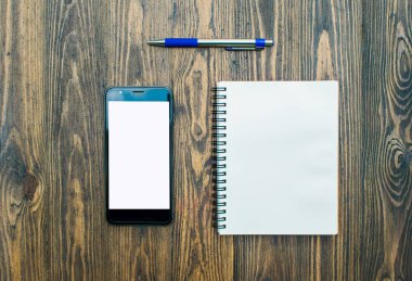 ahşap arka plan eski Smartphone'da üstten görünüm  