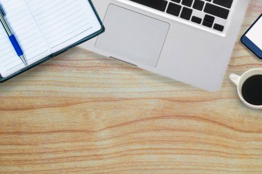 üstten görünüm bilgisayar nootebook ahşap arka plan üzerinde
