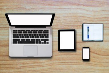 üstten görünüm bilgisayar nootebook ahşap arka plan üzerinde