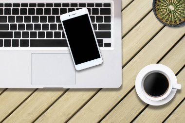 üstten görünüm bilgisayar nootebook ahşap arka plan üzerinde