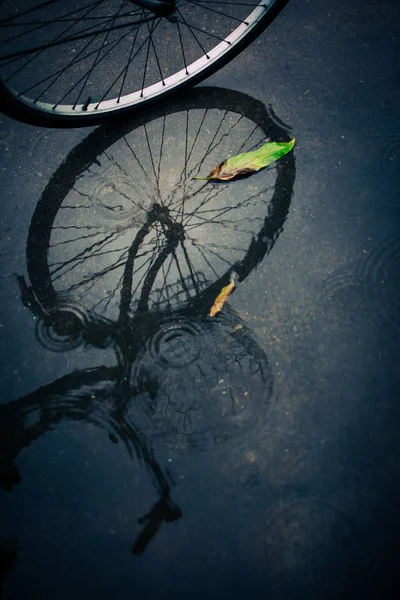 自転車と水の反射ブラー シャドウ — ストック写真