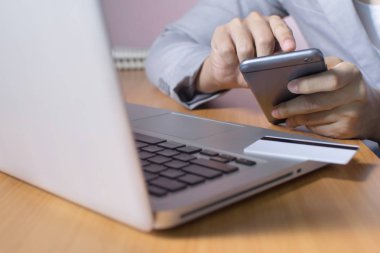 Modern cihazlarla, dijital bilgisayar ve cep telefonu çalışma iş
