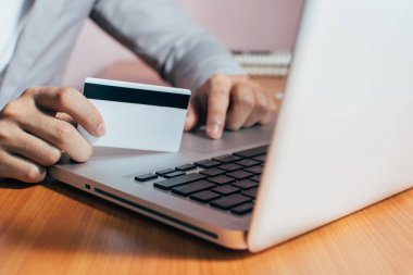 Modern cihazlarla, dijital bilgisayar ve cep telefonu çalışma iş