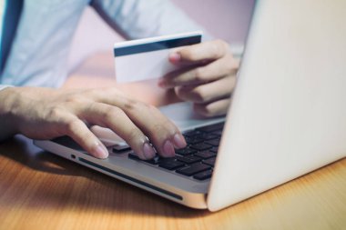 Modern cihazlarla, dijital bilgisayar ve cep telefonu çalışma iş