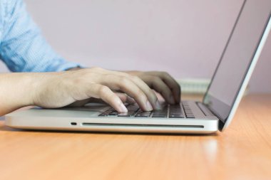 Modern cihazlarla, dijital bilgisayar ve cep telefonu çalışma iş