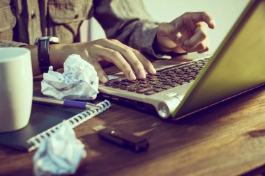 Modern cihazlarla, dijital bilgisayar ve cep telefonu çalışma iş