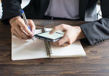 Modern cihazlarla, dijital bilgisayar ve cep telefonu çalışma iş