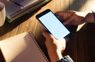 Modern cihazlarla, dijital bilgisayar ve cep telefonu çalışma iş