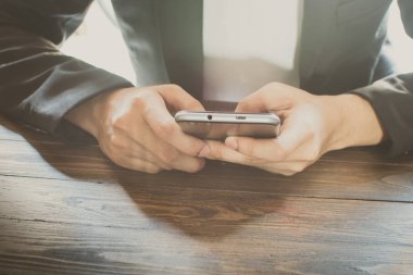 Modern cihazlarla, dijital bilgisayar ve cep telefonu çalışma iş