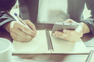 Modern cihazlarla, dijital bilgisayar ve cep telefonu çalışma iş