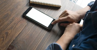 Modern cihazlarla, dijital bilgisayar ve cep telefonu çalışma iş