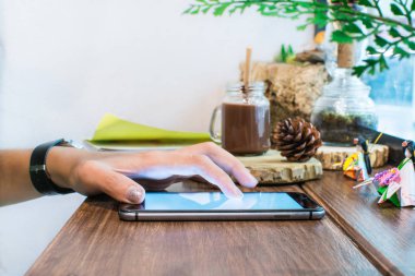 Modern cihazlarla, dijital bilgisayar ve cep telefonu çalışma iş