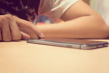 Modern cihazlarla, dijital bilgisayar ve cep telefonu çalışma iş