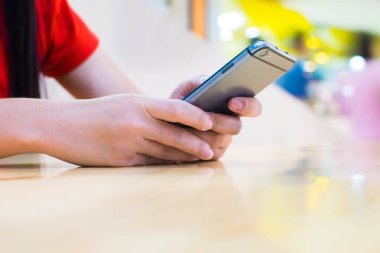 Modern cihazlarla, dijital bilgisayar ve cep telefonu çalışma iş