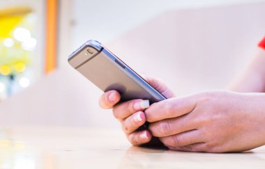 Modern cihazlarla, dijital bilgisayar ve cep telefonu çalışma iş