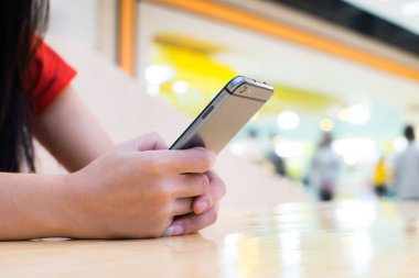 Modern cihazlarla, dijital bilgisayar ve cep telefonu çalışma iş