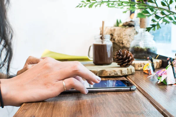 Modern cihazlarla, dijital bilgisayar ve cep telefonu çalışma iş