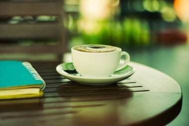 üstten görünüm kahve Kupası ahşap arka plan üzerinde