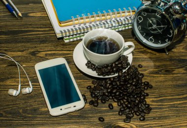 üstten görünüm kahve Kupası ahşap arka plan üzerinde