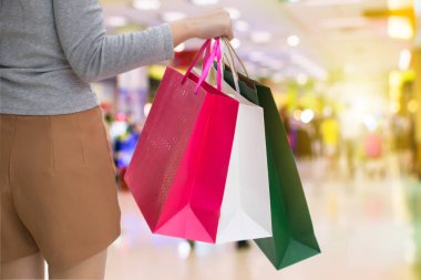 Mağazada alışveriş kadın