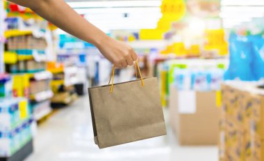 Mağazada alışveriş kadın