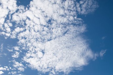 Beyaz arka plan ile mavi gökyüzü