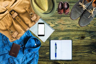 Top yaz tatillerini üzerinde ahşap arka plan eski üzerinde seyahat kümesini görüntülemek