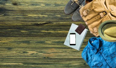 Top yaz tatillerini üzerinde ahşap arka plan eski üzerinde seyahat kümesini görüntülemek