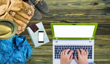 Top yaz tatillerini üzerinde ahşap arka plan eski üzerinde seyahat kümesini görüntülemek