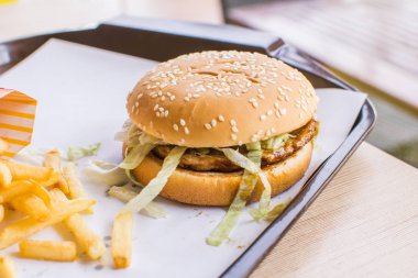 Hamburger Fransız taze lezzetli hamburger ve patates kızartması ahşap üzerinde