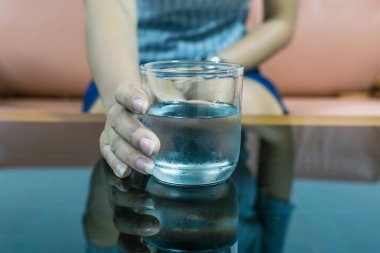 Odadaki adam içme suyu