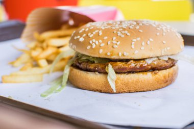 Hamburger Fransız taze lezzetli hamburger ve patates kızartması ahşap üzerinde