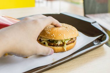 Hamburger Fransız taze lezzetli hamburger ve patates kızartması ahşap üzerinde